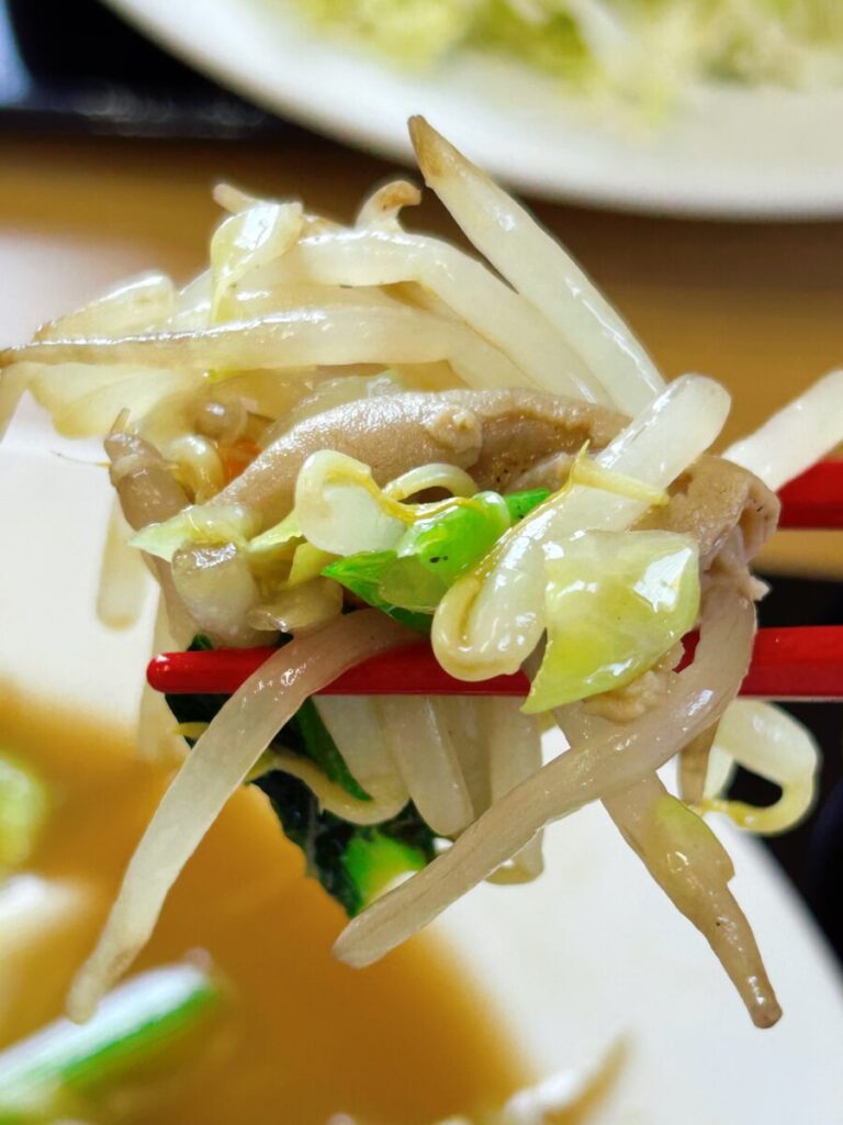 ぐんじぃ~食堂 もつ野菜いため
