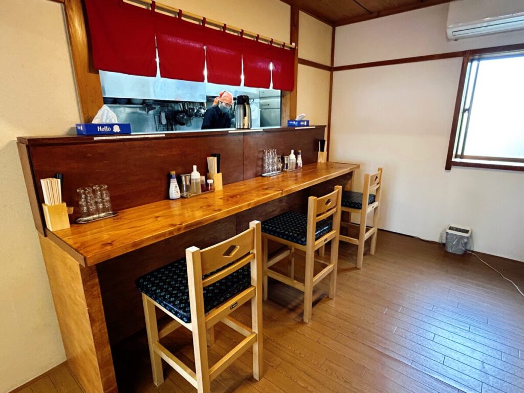らぁ麺 あぶり 店内 カウンター 雰囲気 写真