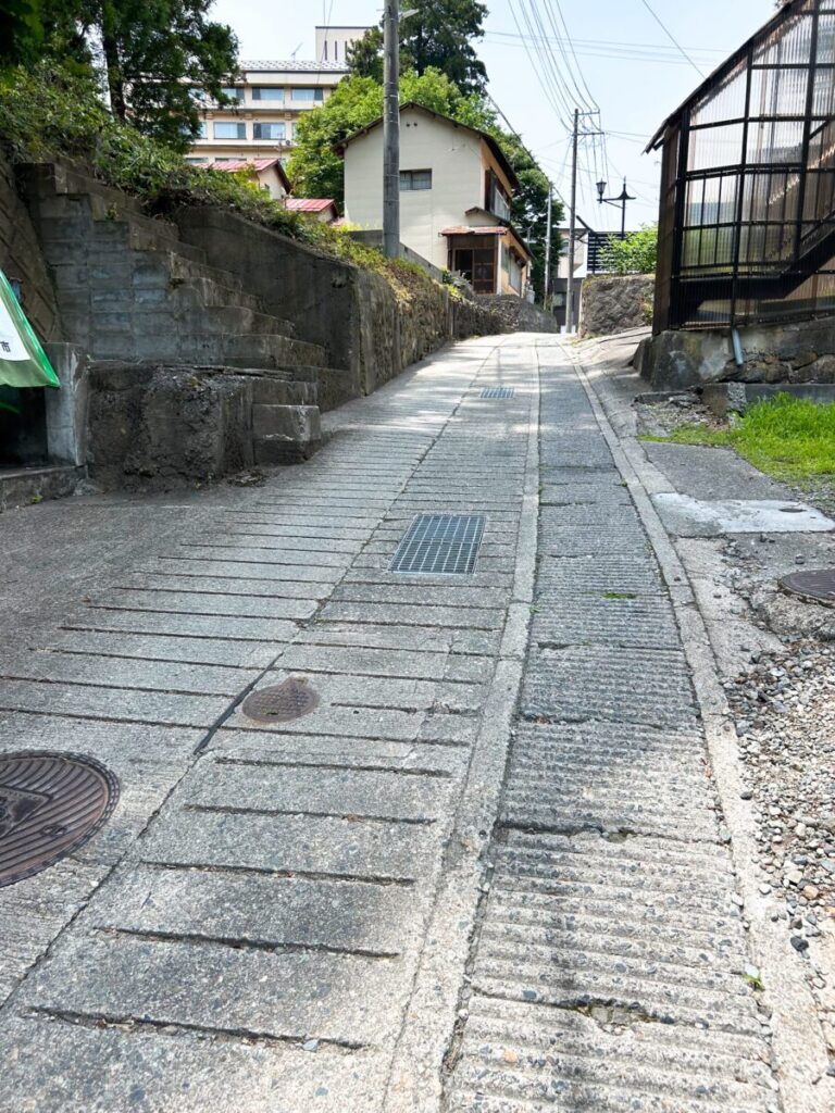 卯之家 駐車場 参道