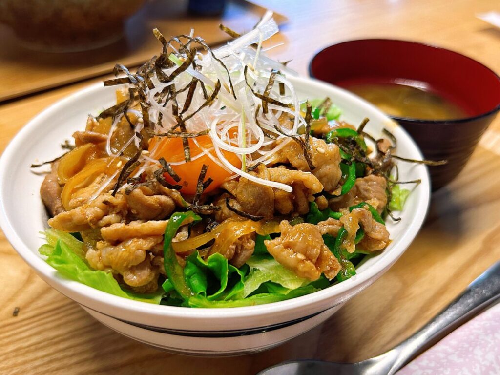 和食レストランきちんとごはん虹 スタミナ焼肉丼＆卵黄トッピング
