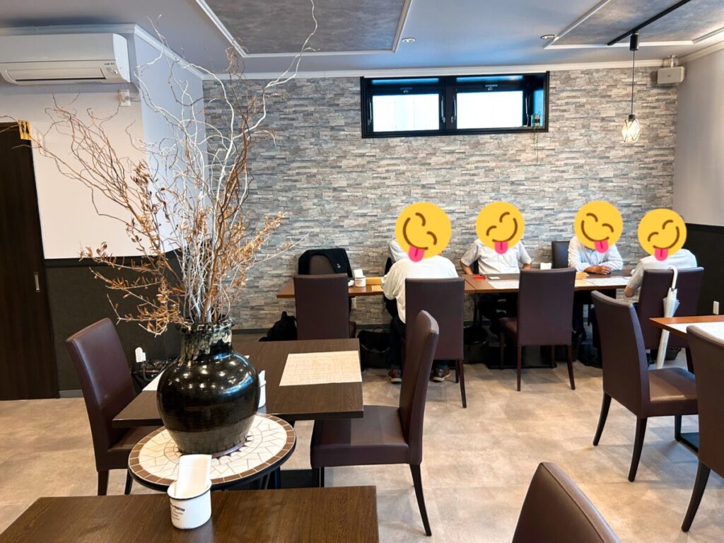 レストラン ラ レゾン 店内 雰囲気 写真