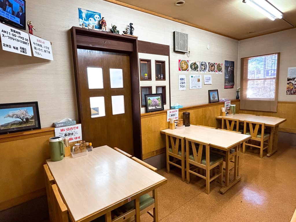 中華しせん家 店内 雰囲気 写真
