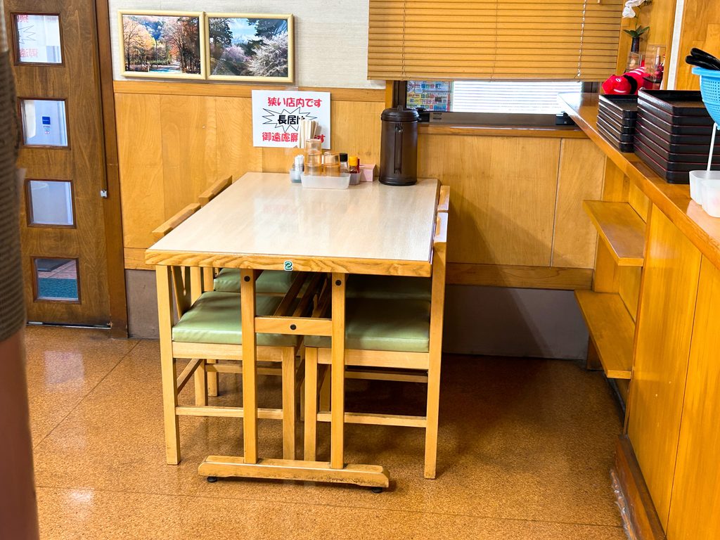 中華しせん家 店内 雰囲気 写真