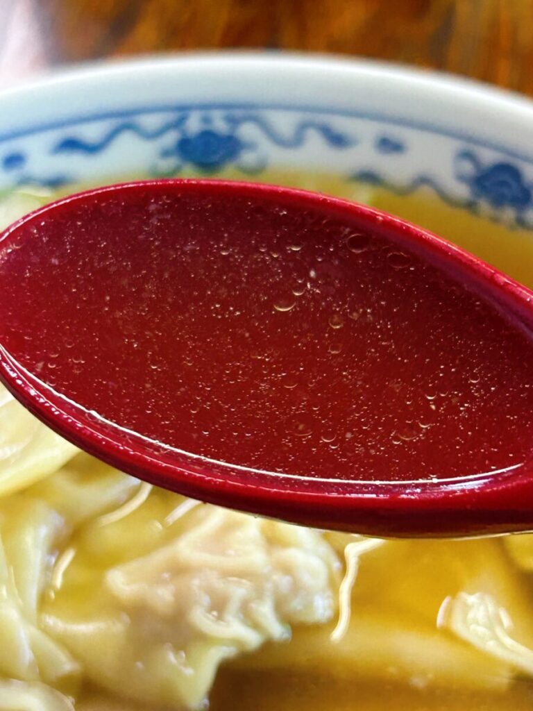 中華飯店 利喜 ワンタンメン スープ