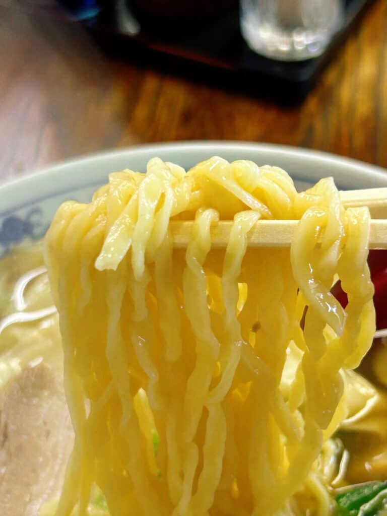 中華飯店 利喜 ワンタンメン 中太ちぢれ麺 やや細め