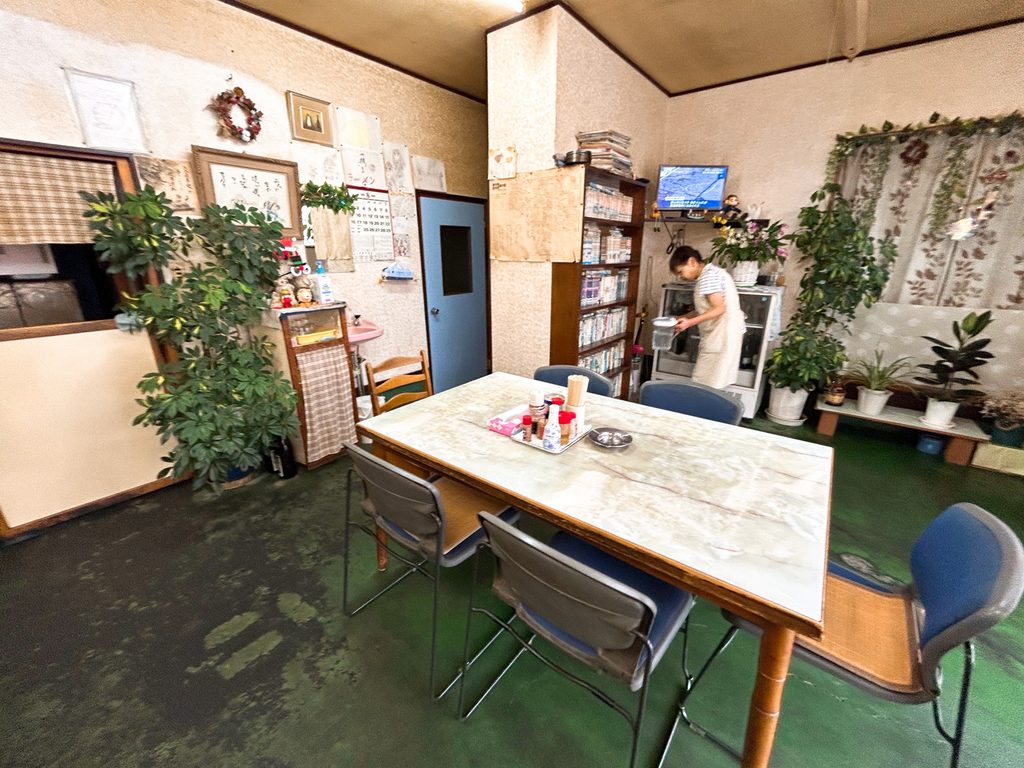 食堂かやの 店内 雰囲気 写真 女性店主 ワンオペ