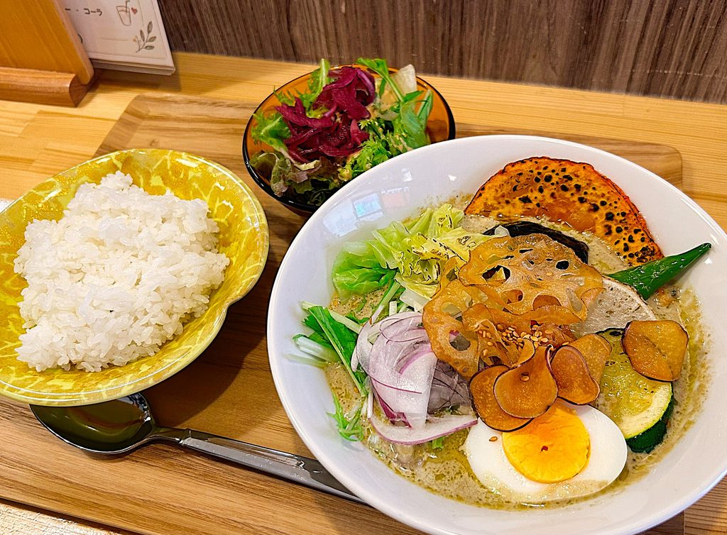 ハジメ 4時間煮込んだ鯖のグリーンカレー メニュー レビュー 写真