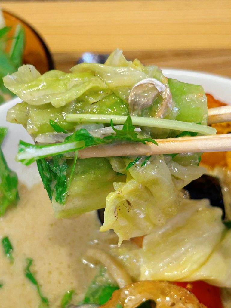 ハジメ 4時間煮込んだ鯖のグリーンカレー メニュー レビュー 写真 キャベツ 野菜