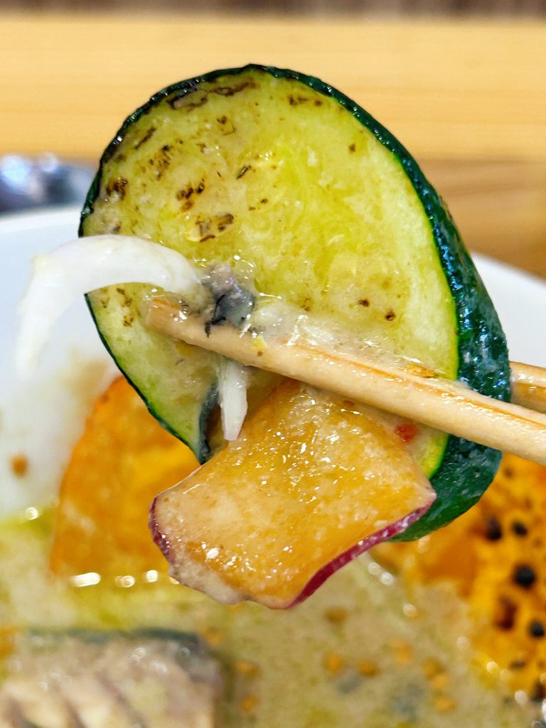 ハジメ 4時間煮込んだ鯖のグリーンカレー メニュー レビュー 写真 ズッキーニ 野菜