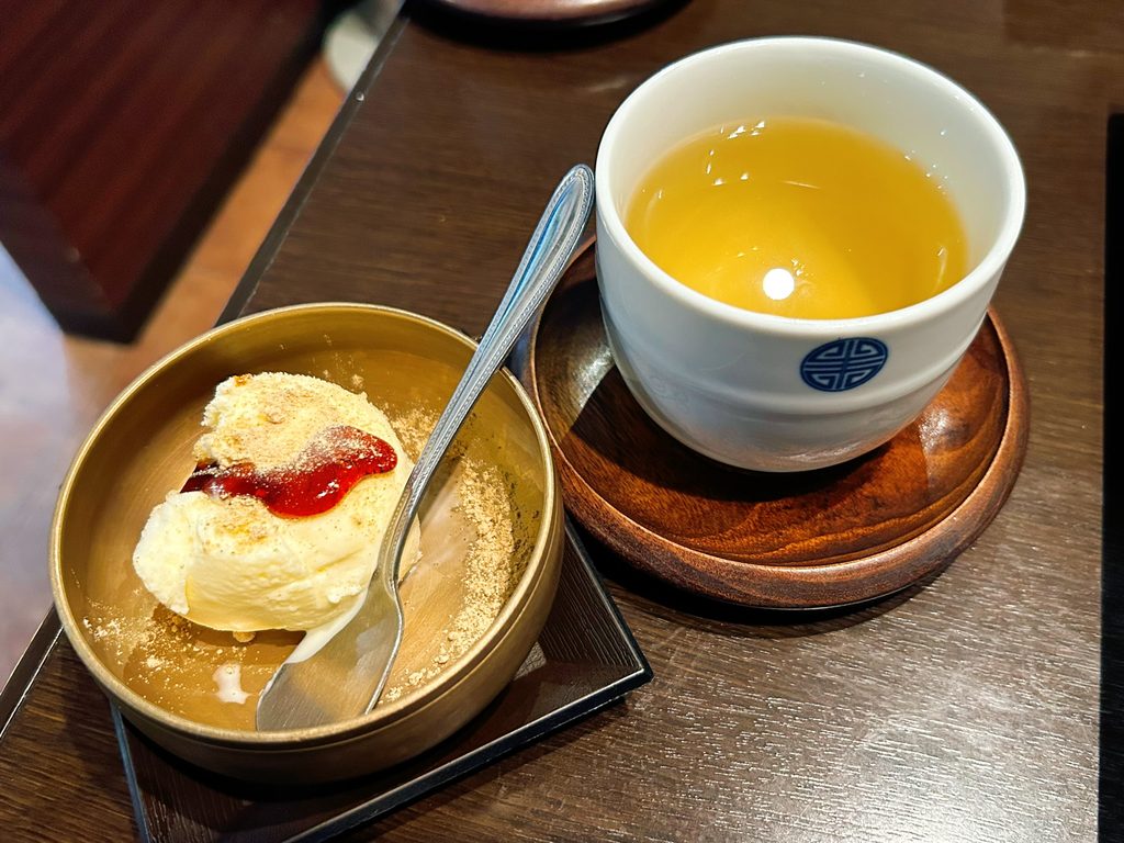 花郎亭 ランチ 和牛カルビ丼定食 デザート アイスクリーム コーン茶